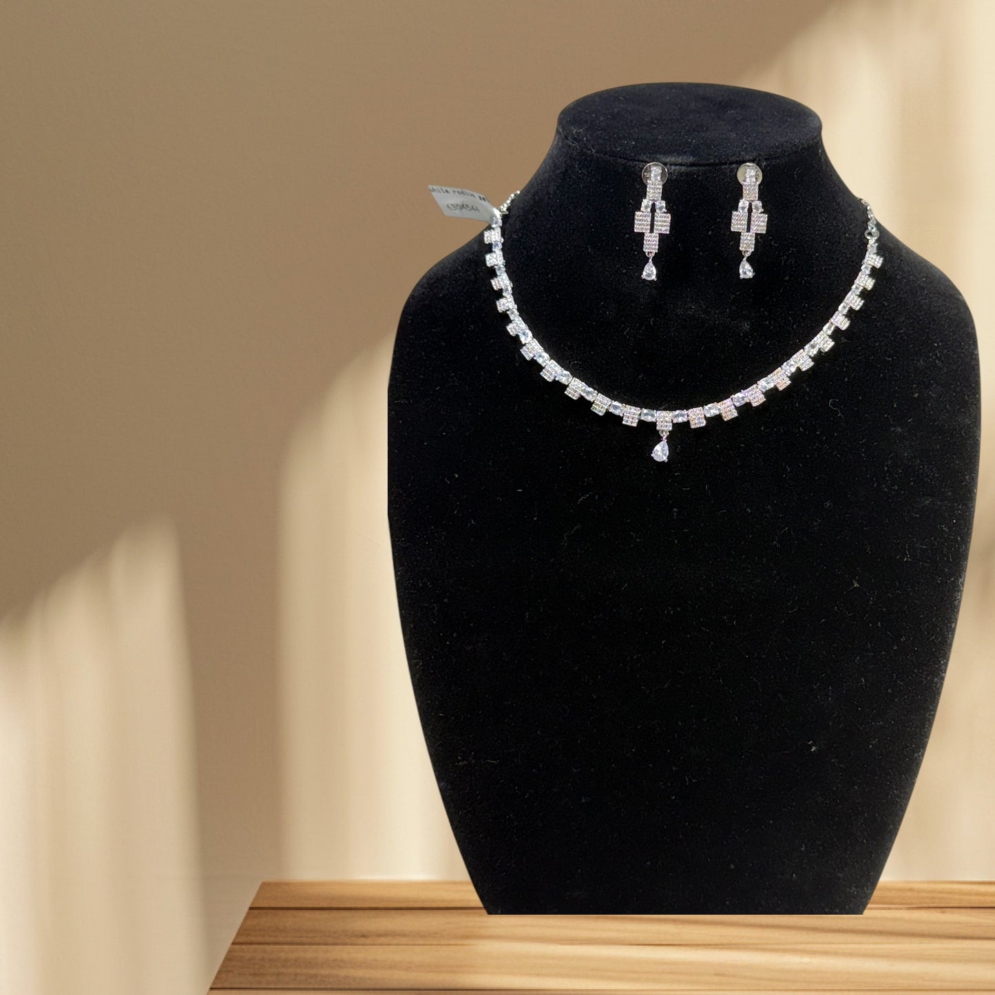 Simple and Elegant Necklace with earrings