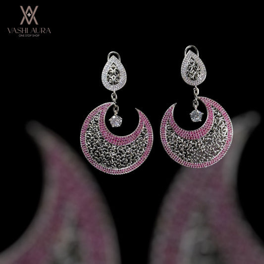 Half-Moon Shaped Earrings With Wired Design in the Middle